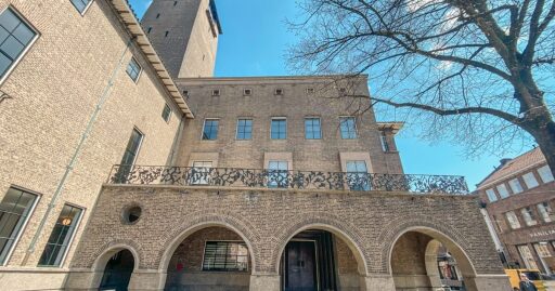 Stadhuis Enschede waar het CDA raadslist pleit om leeftijdsgrens online gokken aan te passen naar 24 jaar